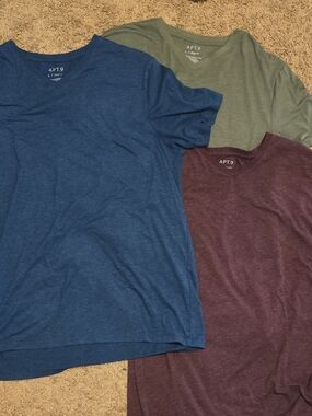 Apt. 9 Short Sleeve V-Neck Tees - Blue, Olive, Burgundy. Size Large